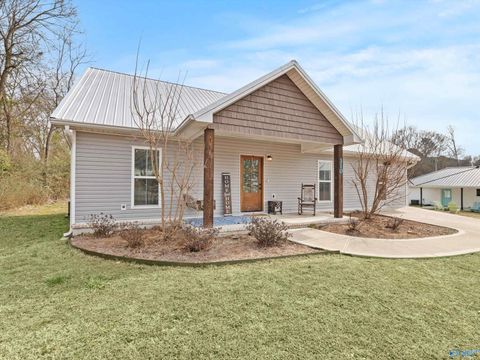 Homes For Sale - 310 4th Street<br/> Arab, AL 35016