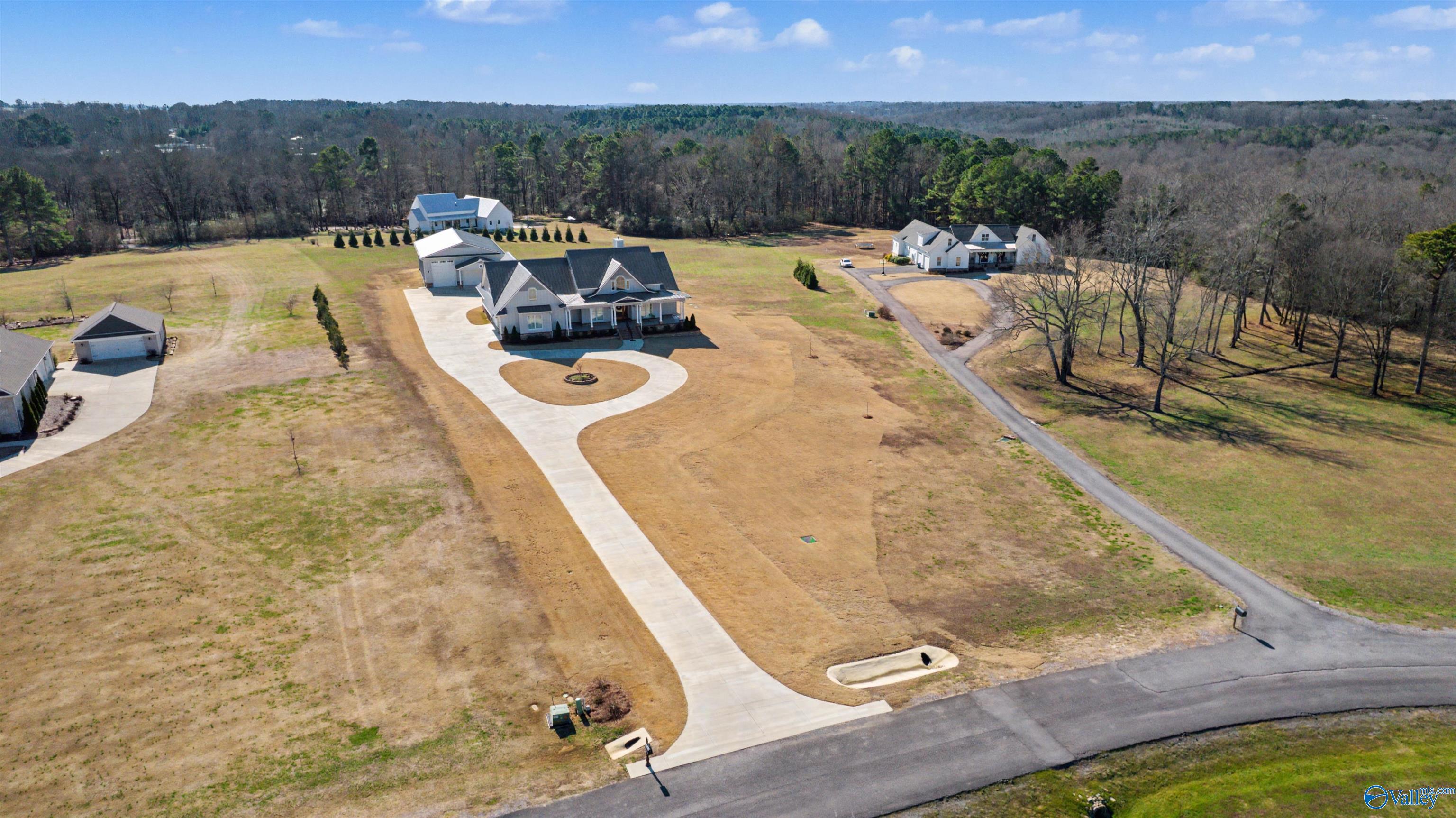 Guntersville, Alabama, 35976, United States, 3 Bedrooms Bedrooms, ,3 BathroomsBathrooms,Residential,Active,2011430