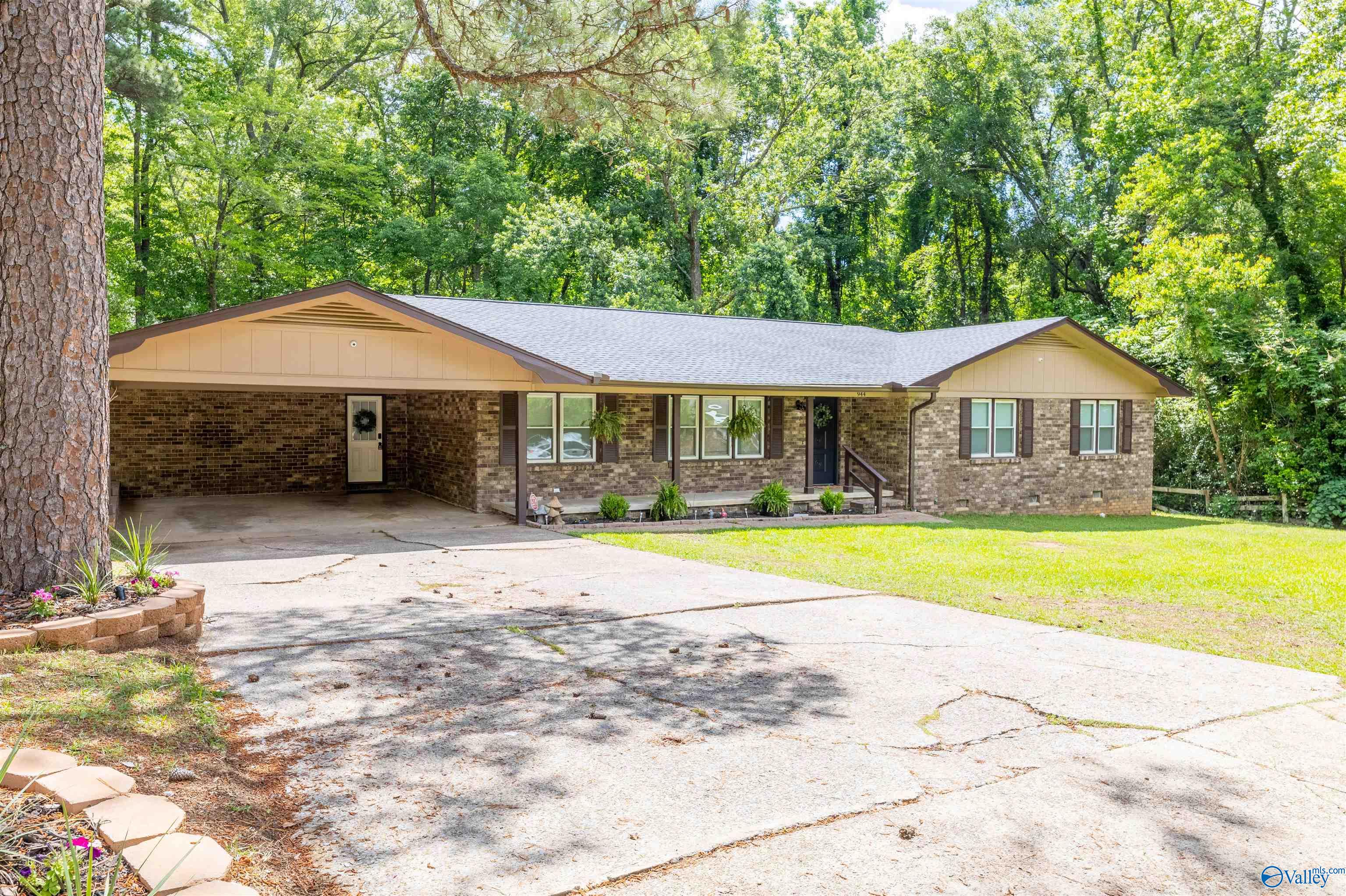 944 E Tomahawk Trail, Gadsden, Alabama image 2