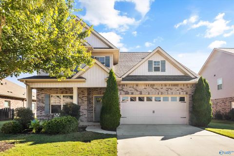 Photo of 3013 Greenway Circle, Owens Cross Roads, AL 35763 (MLS # 21902171)