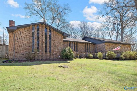 Photo of 400 Crescent Drive SW, Hartselle, AL 35640 (MLS # 21912925)