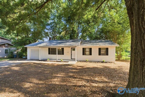 Homes For Sale - 1407 Stage Road<br/> Hartselle, AL 35640