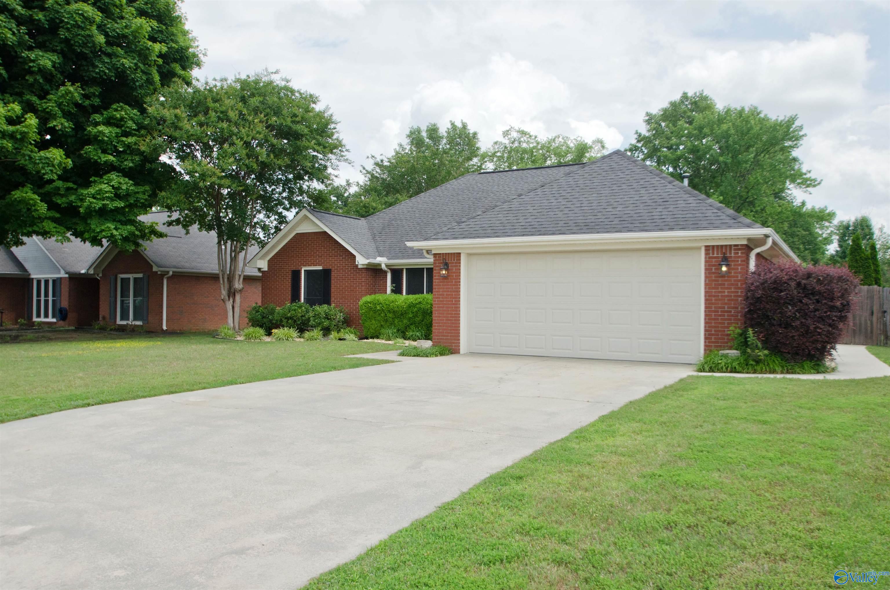 1422 Lake Crest Drive, Decatur, Alabama image 2