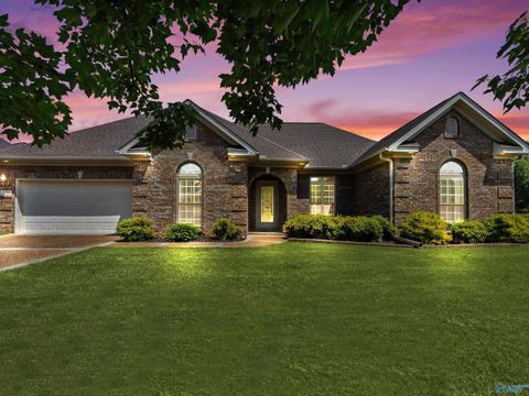 Photo of 2206 Rockingham Lane SW, Decatur, AL 35603 (MLS # 21917109)