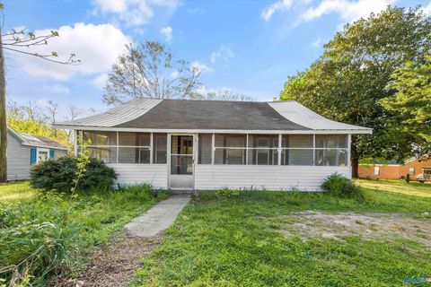 Homes For Sale - 131 College Street<br/> Courtland, AL 35618