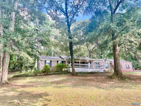 Homes For Sale - 2000 Westwood Circle<br/> Hartselle, AL 35640
