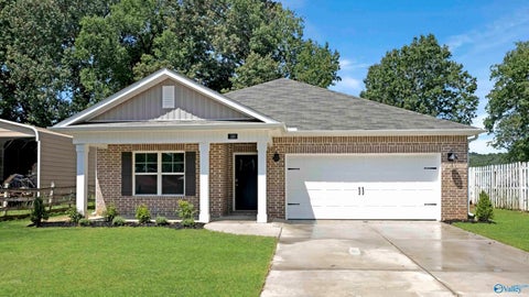 Homes For Sale - 188 Kennamer Circle<br/> Guntersville, AL 35976