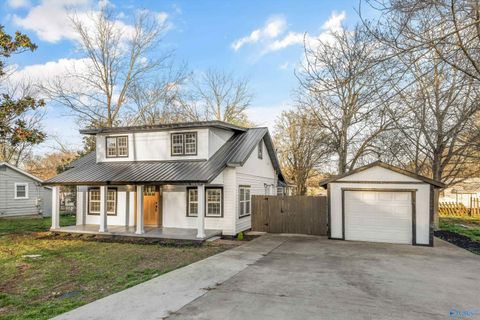 Photo of 806 N Beaty Street, Athens, AL 35611 (MLS # 21912744)