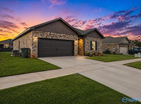 Photo of 6578 Moon Crest Lane NW, Huntsville, AL 35806 (MLS # 21917014)