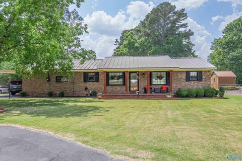 Homes For Sale - 145 Lakewood Drive<br/> Muscle Shoals, AL 35661