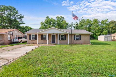 Homes For Sale - 2421 Yorkshire Drive<br/> Huntsville, AL 35803