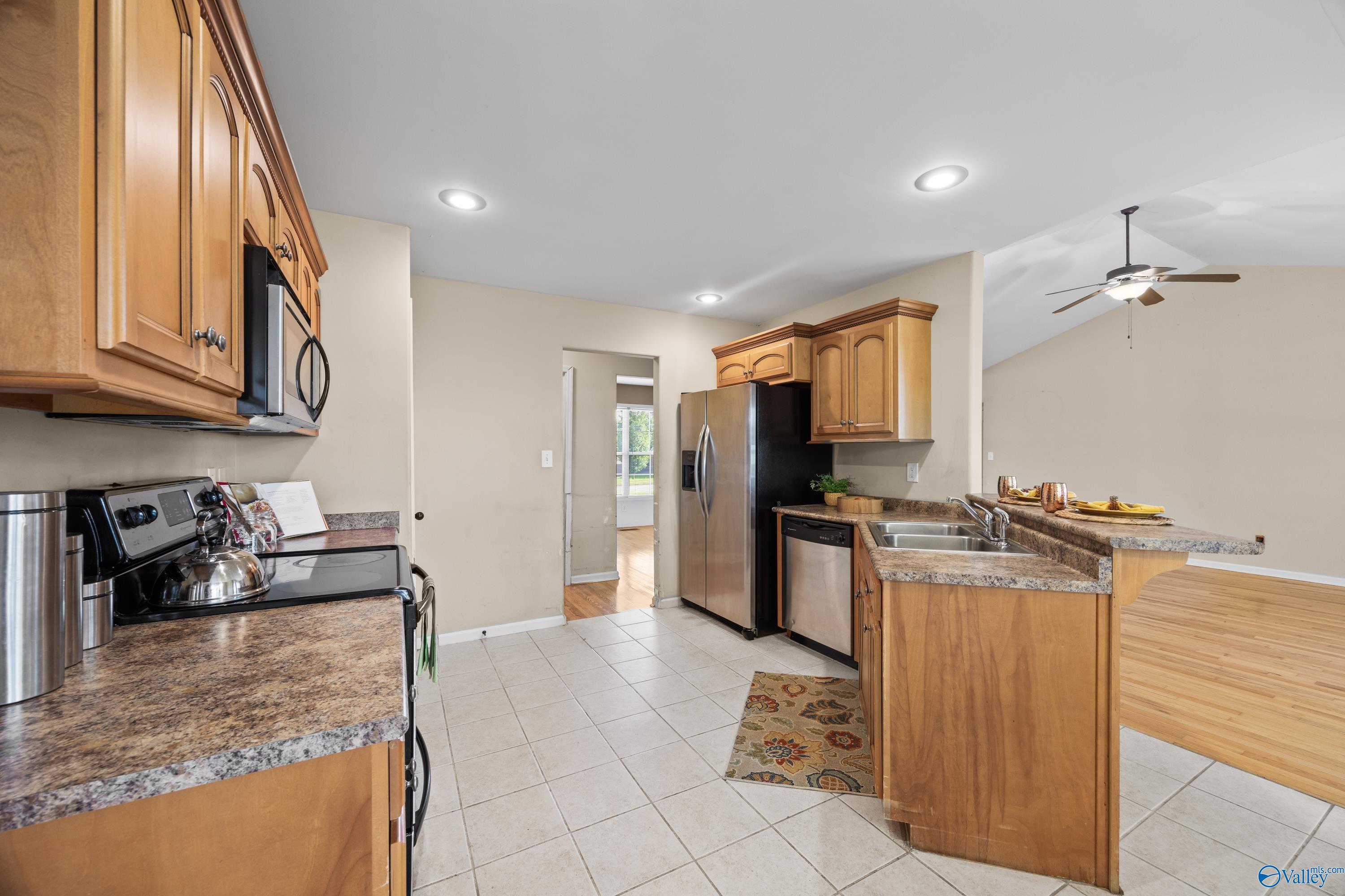 102 Landings Way Drive, Toney, Alabama image 4