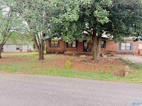 Homes For Sale - 202 Nanela Drive<br/> Moulton, AL 35650