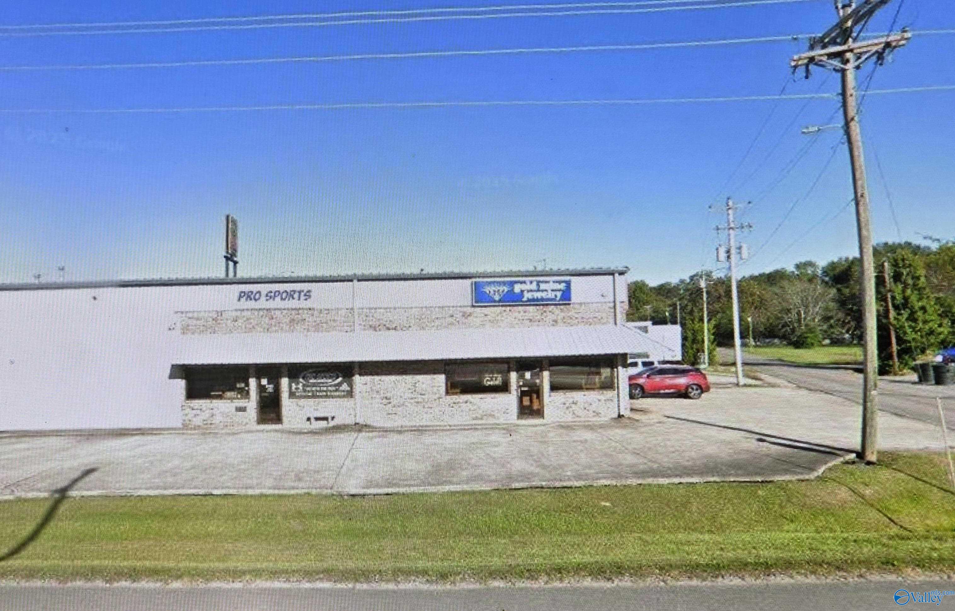 Photo 1 of 34 — 820 US Highway 31 SW 1 & 2, Hartselle, AL 35640