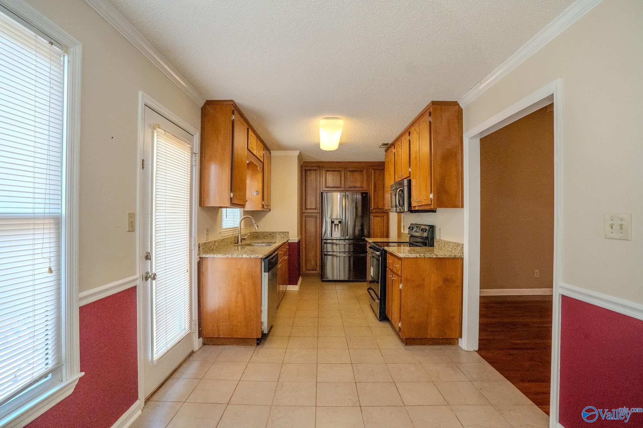 147 Hollington Drive NE