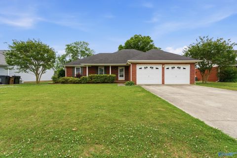 Photo of 2305 Winthrop Drive SW, Decatur, AL 35603 (MLS # 21916969)