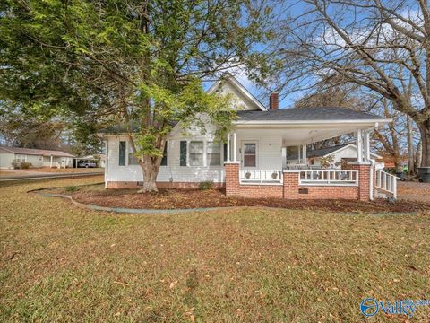 Photo of 112 W Cherry Street, Scottsboro, AL 35768 (MLS # 21905110)