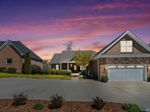 Photo of 193 Oakcrest Drive, Guntersville, AL 35976 (MLS # 21912906)