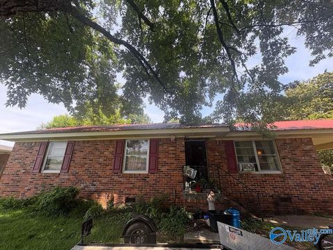 Homes For Sale - 310 Larkwood Drive<br/> Decatur, AL 35601