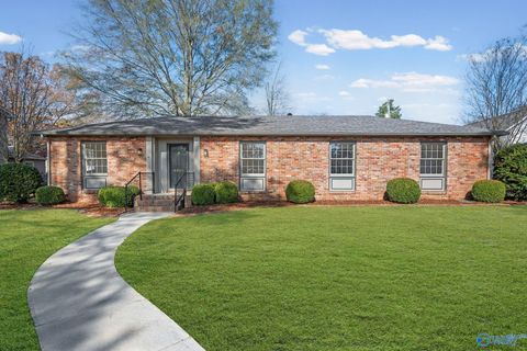 Photo of 2610 Sherwood Drive SE, Decatur, AL 35601 (MLS # 21905213)