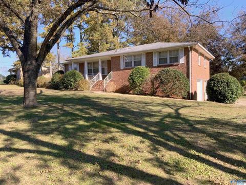 Homes For Sale - 1100 NW Brookmeade Street<br/> Huntsville, AL 35816