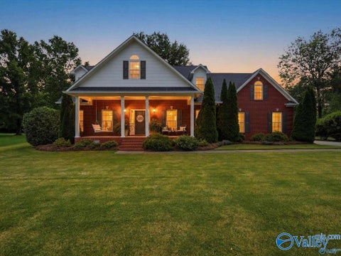 Homes For Sale - 1013 Mill Race Circle<br/> Guntersville, AL 35976