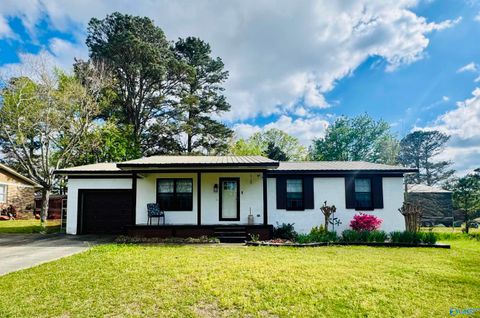 Homes For Sale - 1402 Stage Road<br/> Hartselle, AL 35640