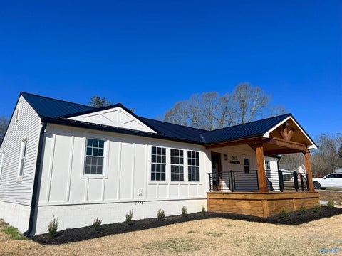 Homes For Sale - 215 NW 4th Street<br/> Arab, AL 35016