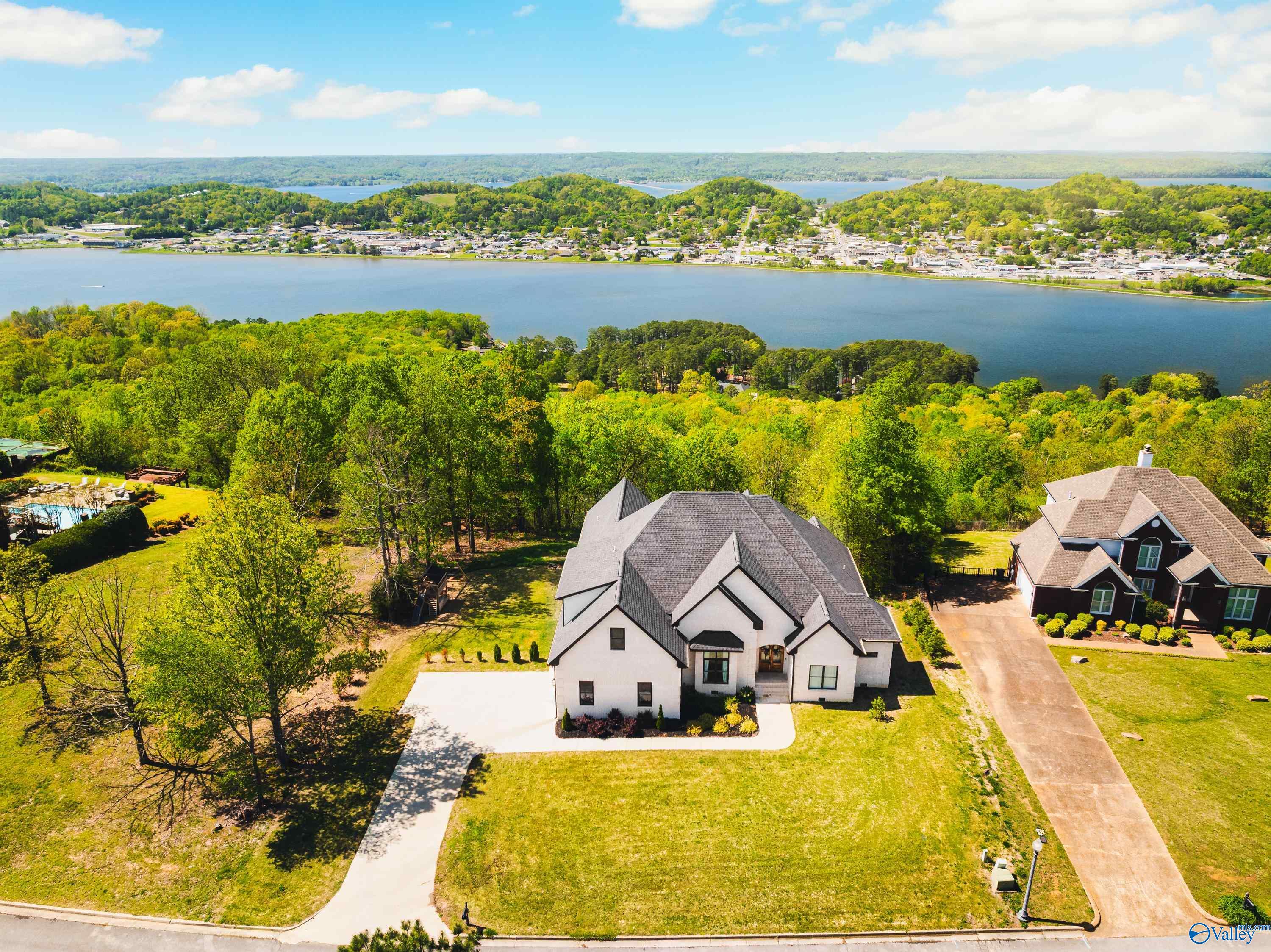 408 Ridgefield Circle, Guntersville, Alabama image 1