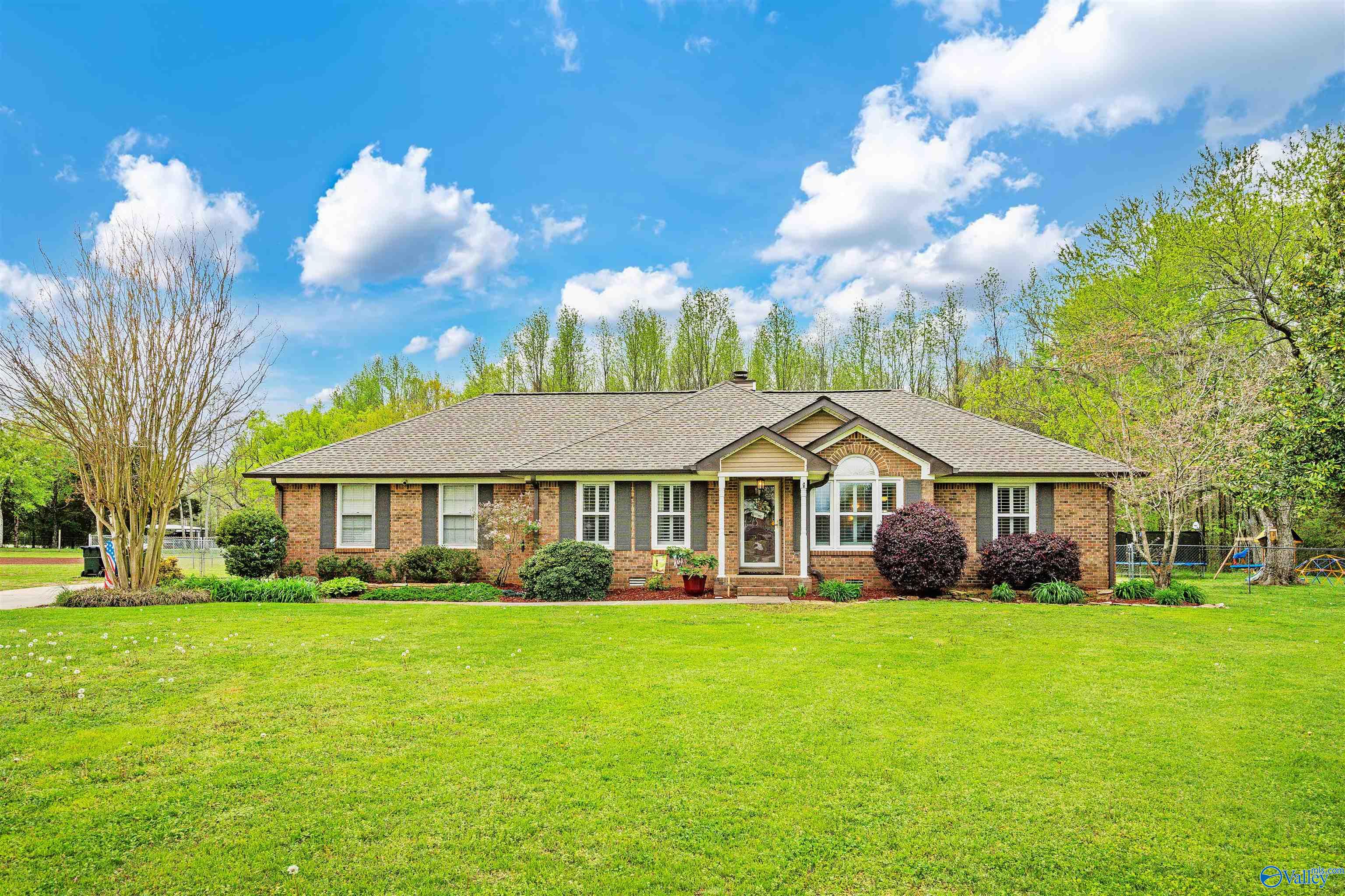 135 Brookview Drive, Hazel Green, Alabama image 1
