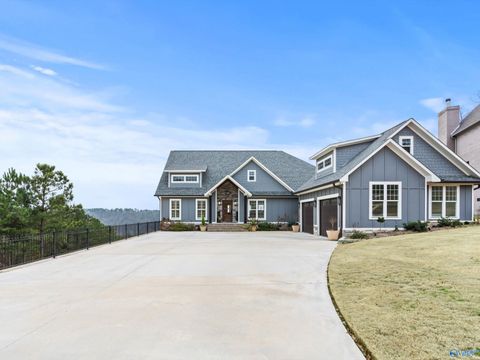 Homes For Sale - 498 Ridgefield Circle<br/> Guntersville, AL 35976