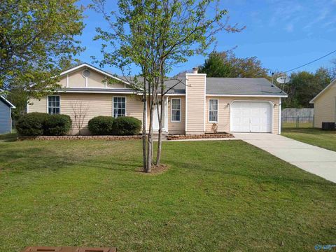 Homes For Sale - 813 Sunshine Street<br/> Morgan County, Hartselle, AL 35640