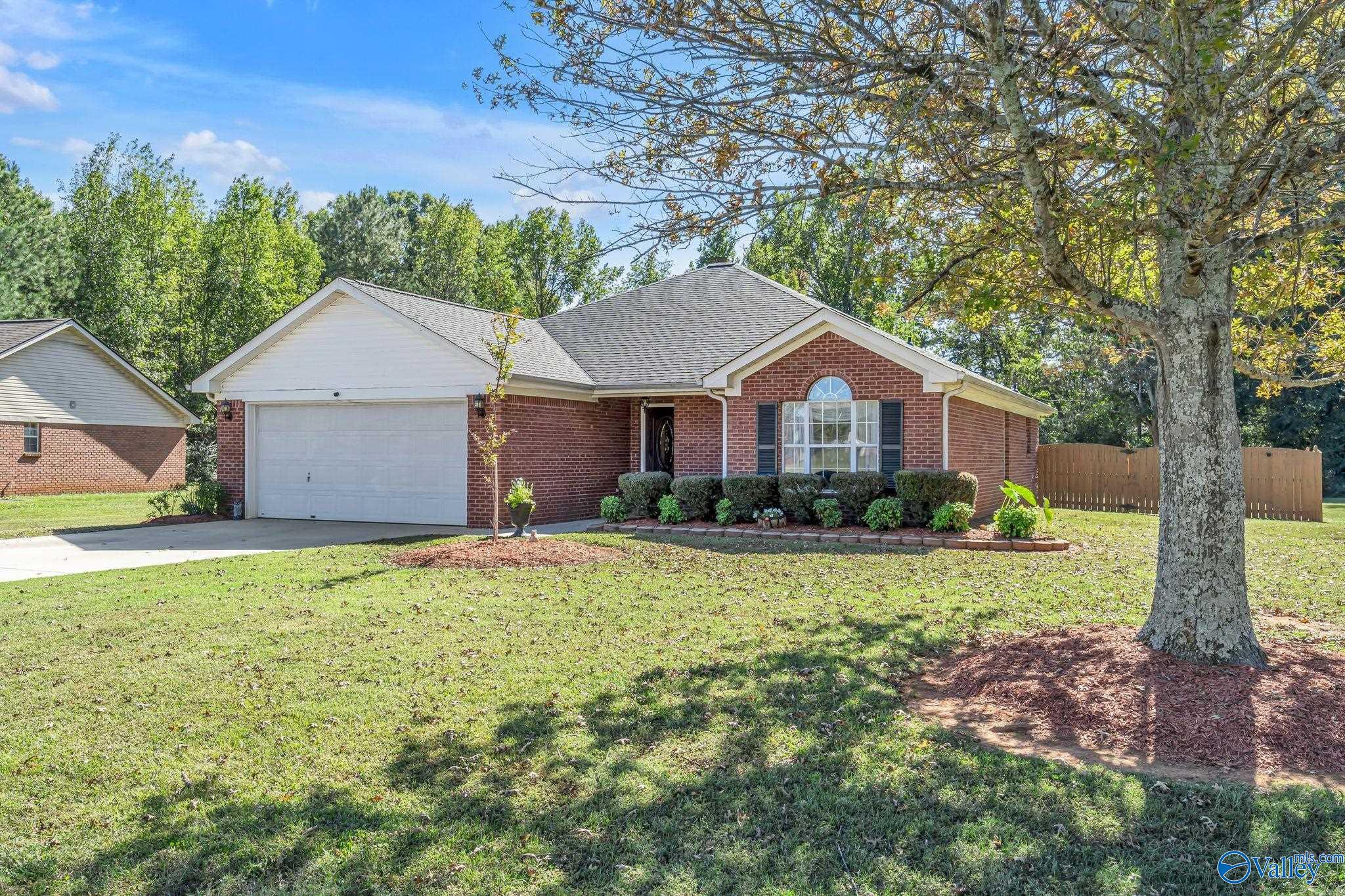 208 Willow Run Drive, Hazel Green, Alabama image 1