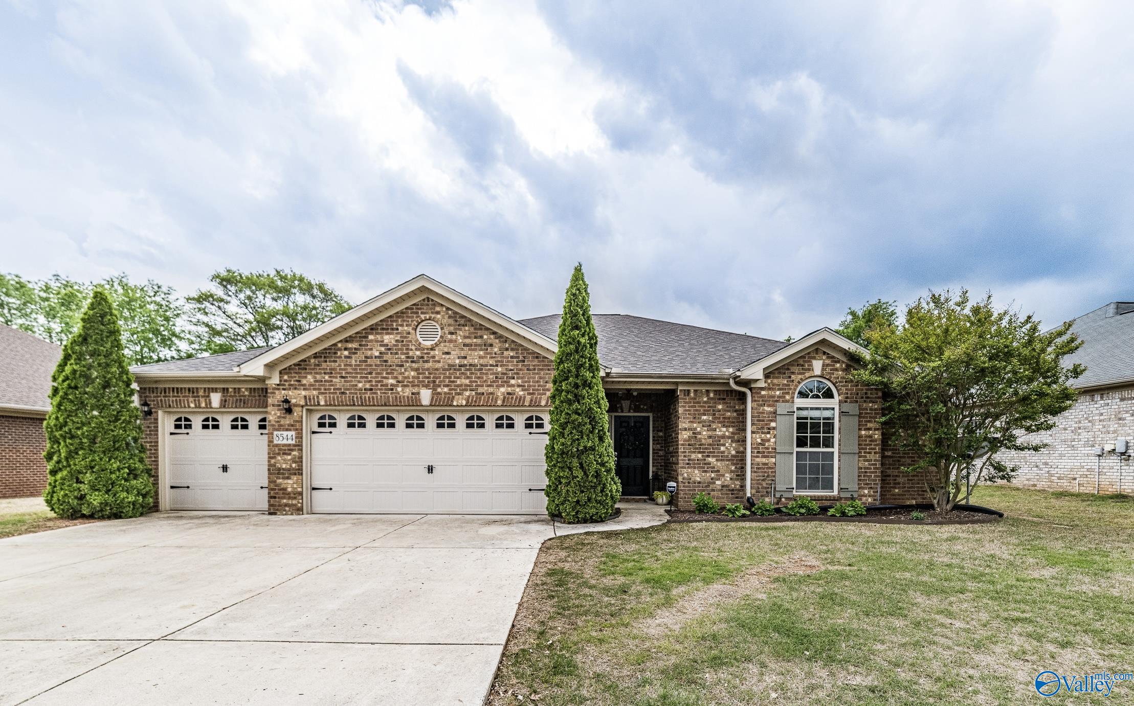 8544 Rolling Oaks Drive, Owens Cross Roads, Alabama image 1