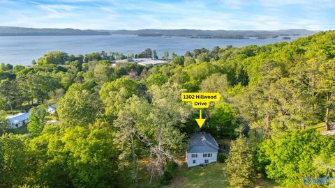 Homes For Sale - 1302 Hillwood Drive<br/> Guntersville, AL 35976