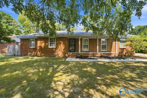 Homes For Sale - 1910 Azalea Circle<br/> Decatur, AL 35601