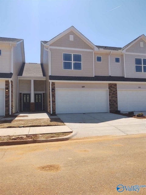 Townhouse For Rent - 109 Woodsbrook Place<br/> Madison, AL 35756