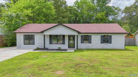 Photo of 1609 Saginaw Lane SW, Decatur, AL 35603 (MLS # 21919491)