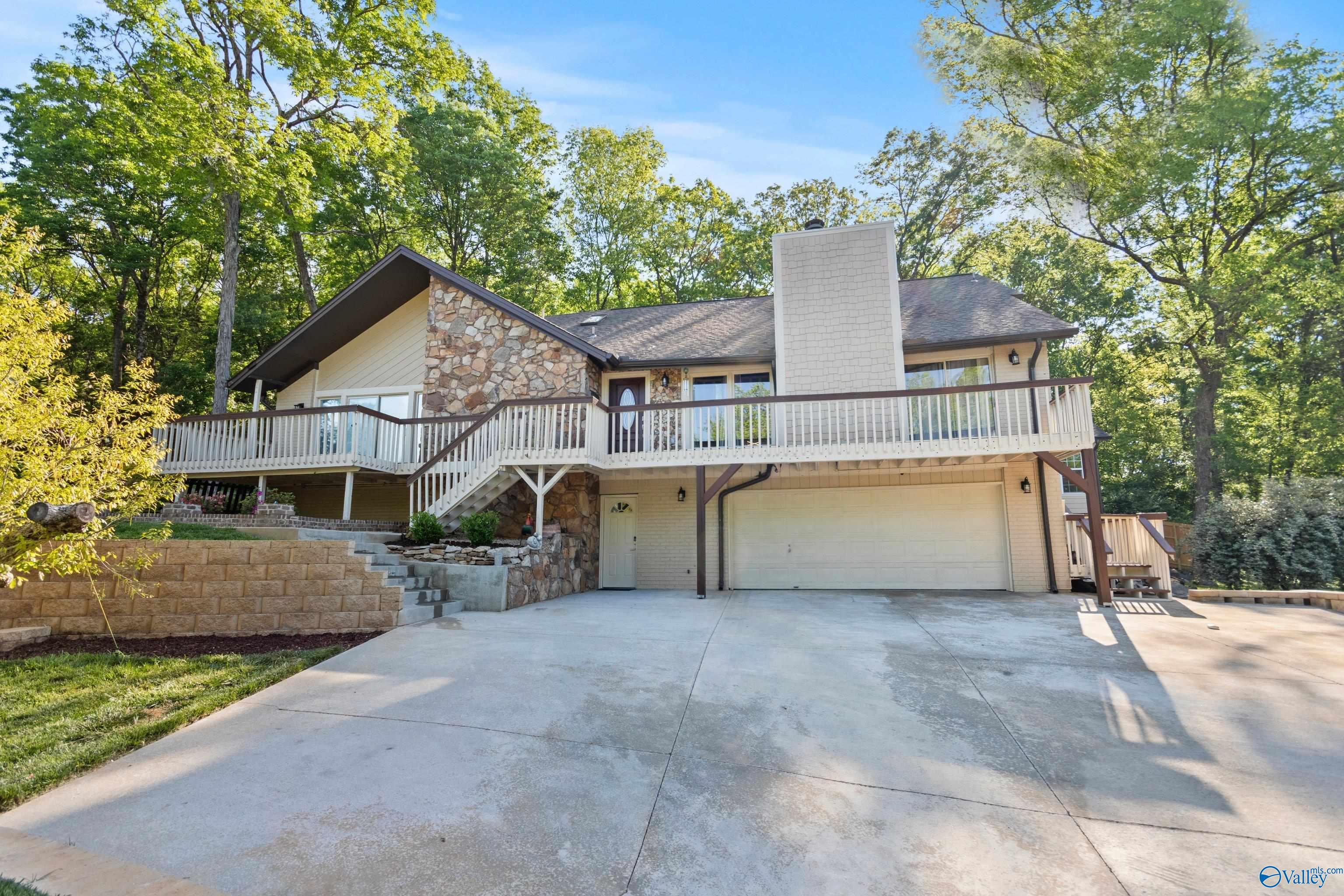 7705 Oakridge Drive SE