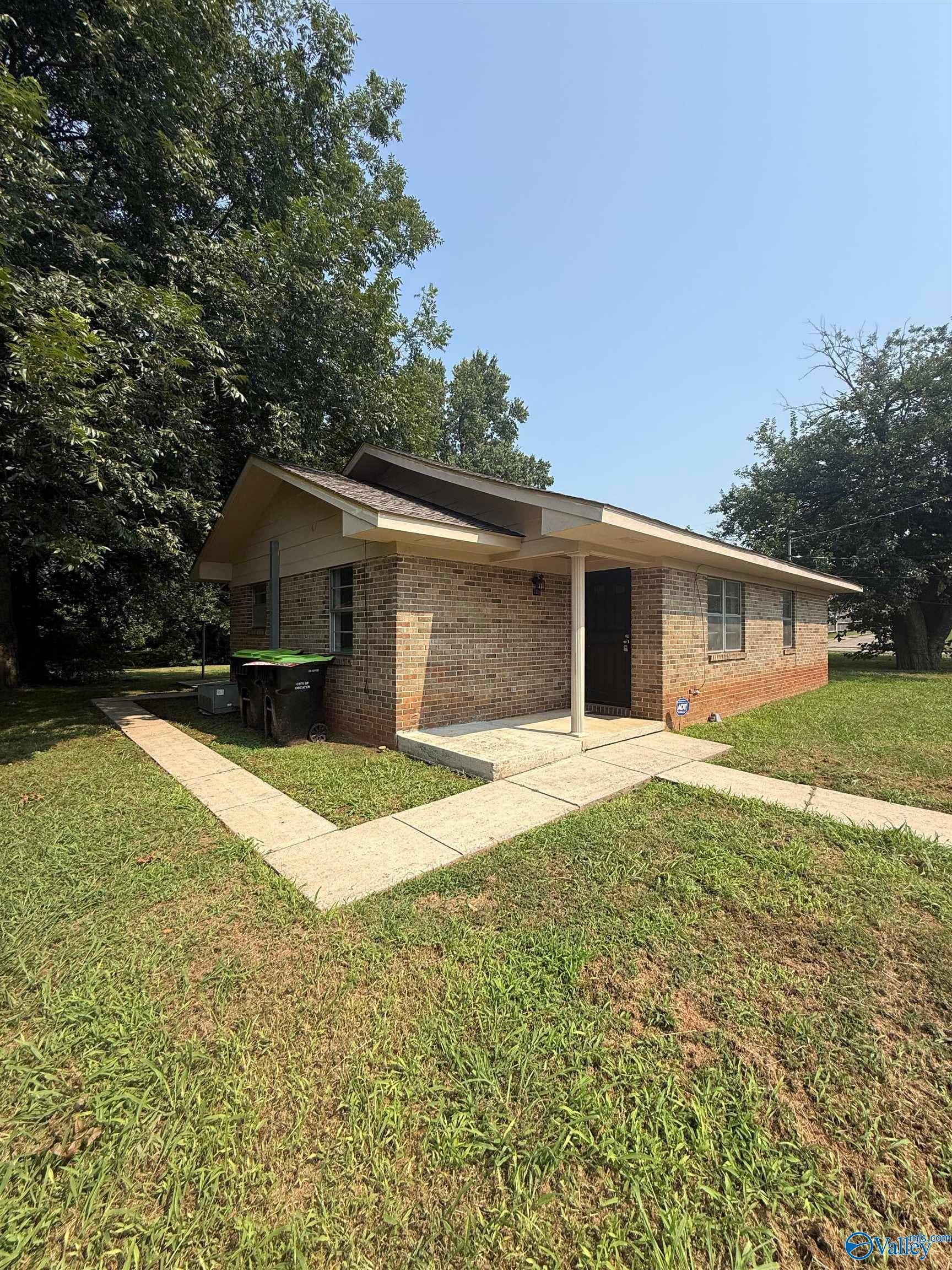102 Elm Court NE