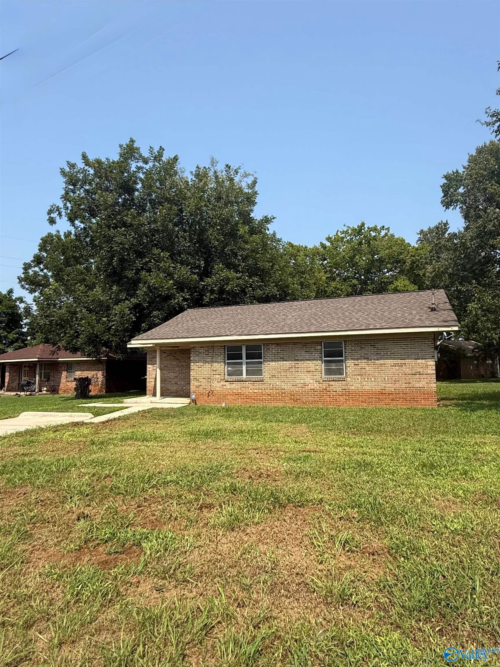 102 Elm Court NE