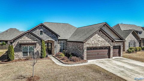 Homes For Sale - 7617 Summerdawn Drive<br/> Owens Cross Roads, AL 35763