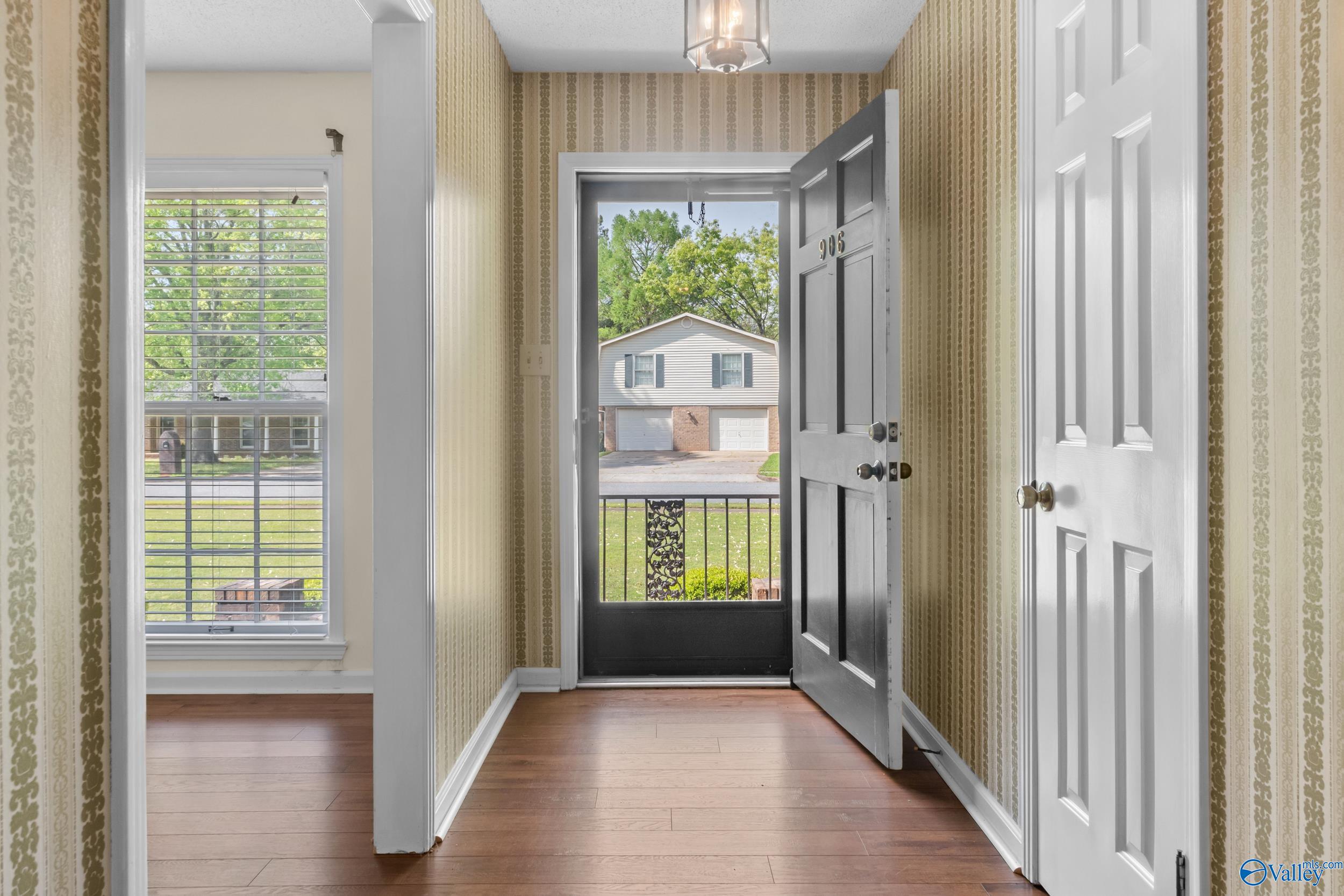 906 Flora Circle, Huntsville, Alabama image 2