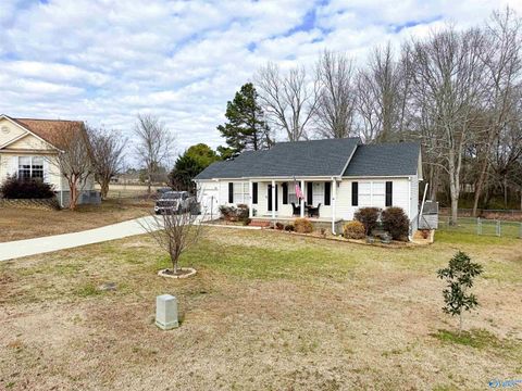Photo of 3 Robin Court, Hartselle, AL 35640 (MLS # 21908259)