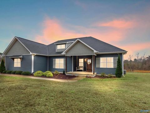 Homes For Sale - 35 Cumberlind Drive<br/> Guntersville, AL 35976