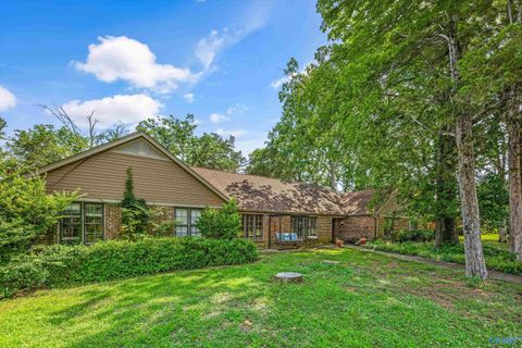 Homes For Sale - 915 Way Thru The Woods<br/> Decatur, AL 35603