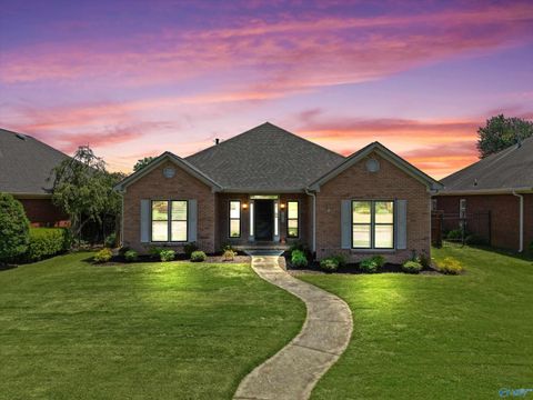 Homes For Sale - 1010 Brookshire Lane<br/> Decatur, AL 35601
