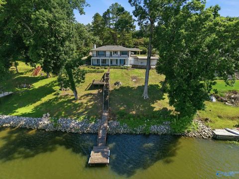 Homes For Sale - 703 Carter Drive<br/> Tuscumbia, AL 35674