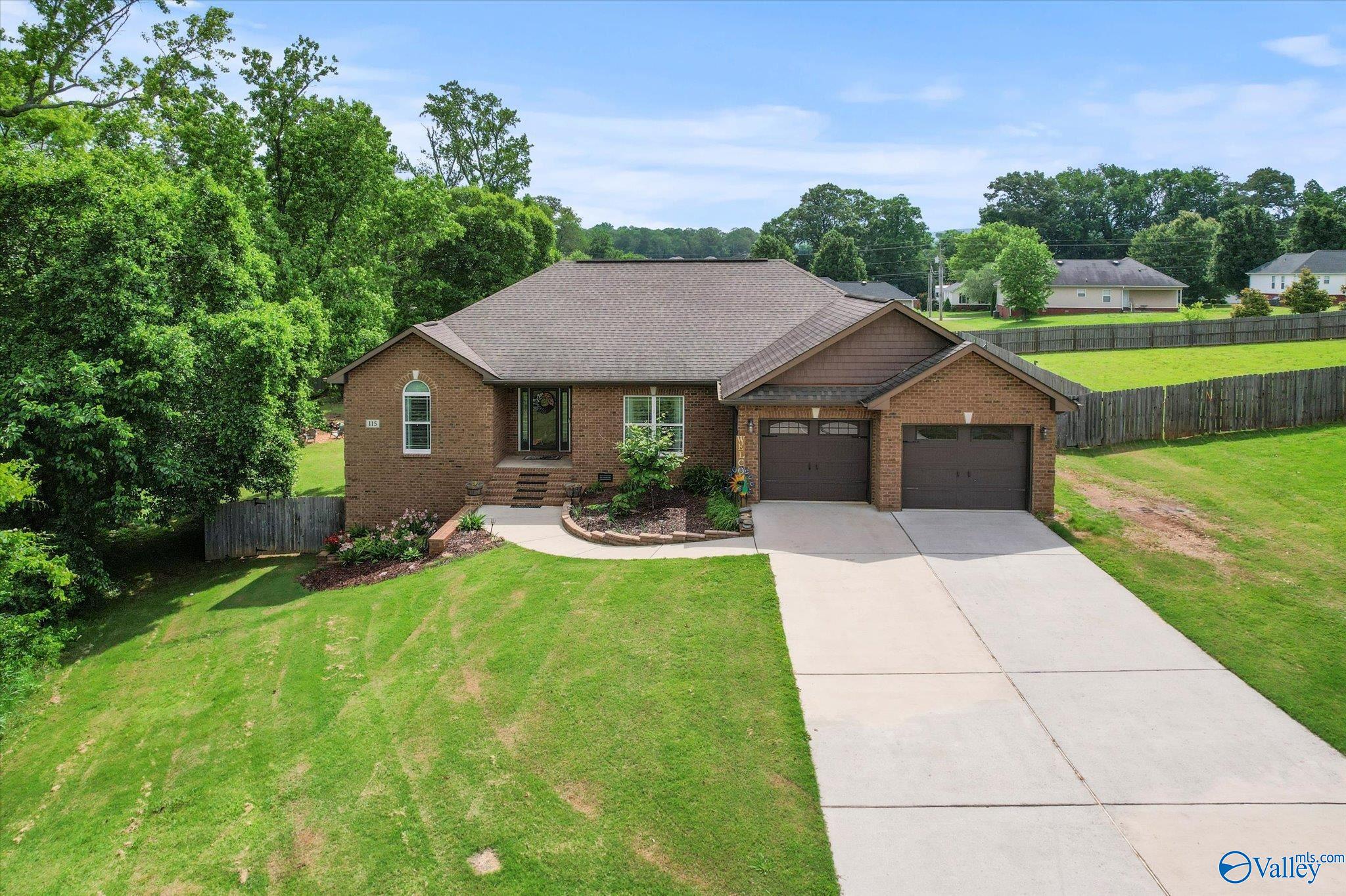 115 Grassy Bank Drive, New Market, Alabama image 2