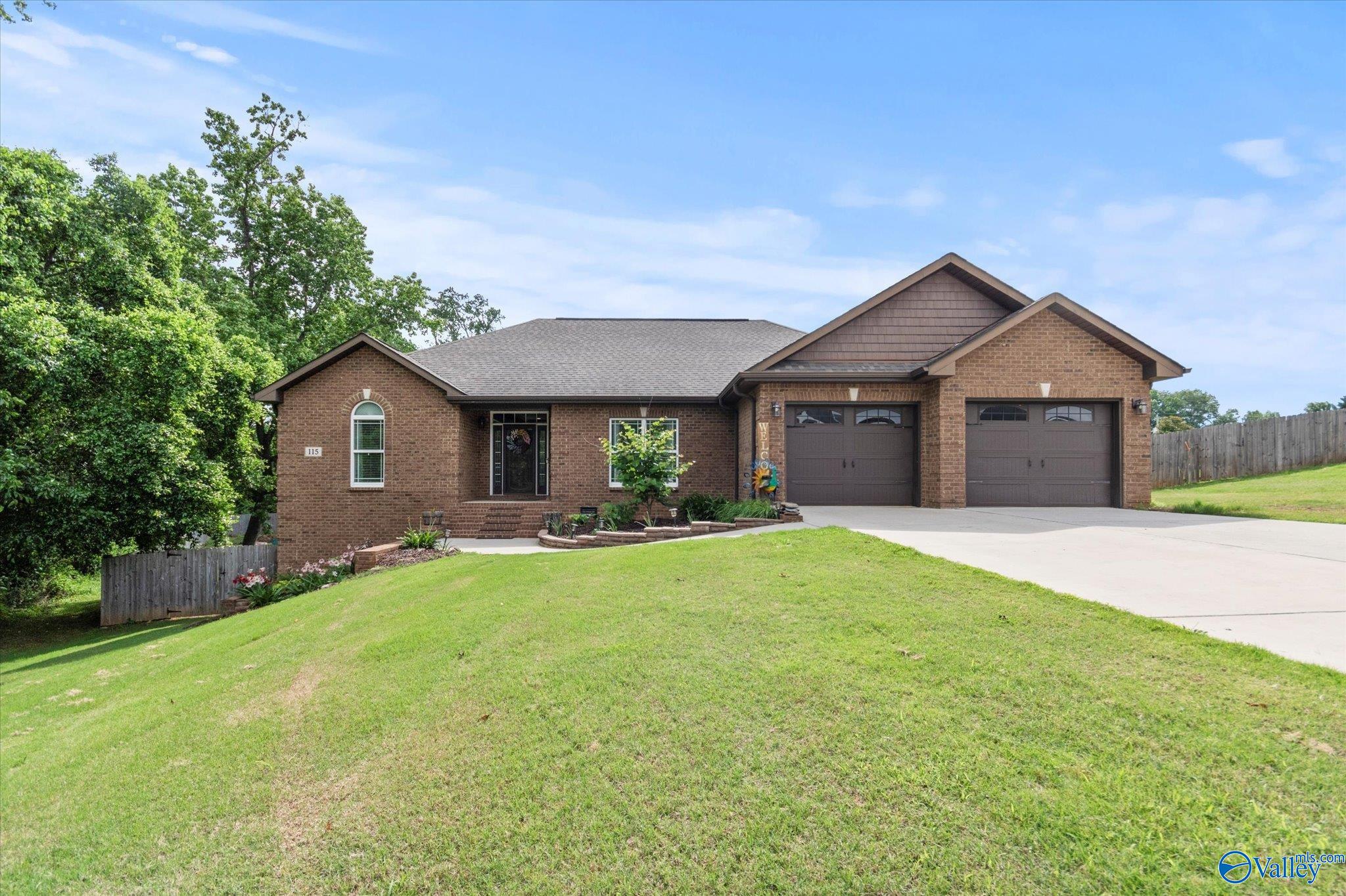 115 Grassy Bank Drive, New Market, Alabama image 1